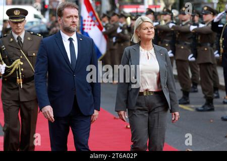 Kroatien, Zagreb, 091123. Verteidigungsminister Mario Banozic traf sich mit der Verteidigungsministerin der Republik Österreich Klaudia Tanner. Foto: Damjan Tadic/CROPIX Copyright: XxDamjanxTadicx/xCROPIXx banozic tanner2-091123 Credit: Imago/Alamy Live News Stockfoto