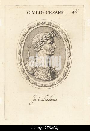 Büste im Profil von Gaius Julius Cäsar, römischer General und Staatsmann, 100 v. Chr. 44 v. Chr. Einen Lorbeerkranz, der mit Palmweden, Brustpanzer, lituus-Gauner verwoben ist. Bei ovatem Chalcedon. Giulio Cesare. Bei Calcedonia. Kupferstich von Giovanni Battista Galestruzzi nach Leonardo Agostini aus Gemmae et Sculpturae Antiquae Depicti ab Leonardo Augustino Senesi, Abraham Blooteling, Amsterdam, 1685. Stockfoto