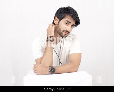 Porträt eines jungen Mannes in weißem Kleid Stockfoto