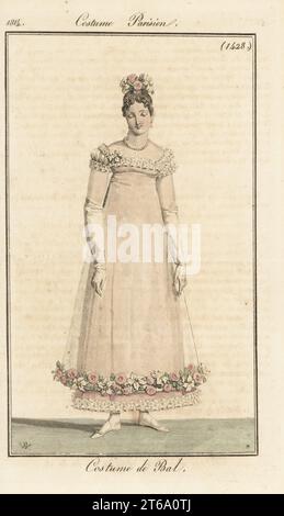 Modische Frau im Ballkleid mit transparenter Gaze-Schicht, die mit Blumen am Saum verziert ist. Kostüm de bal. Handkolorierter Kupferstich von Jean Charles Baquoy nach einem Modeteller von Horace Vernet aus Pierre de la Mesangeres Journal des Dames et des Modes, Zeitschrift für Frauen und Mode, Paris, 1814. Stockfoto