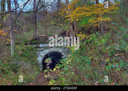 Blick auf einen alten Culvert im Herbst im Osten von Ohio Stockfoto