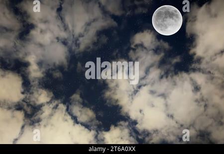 Hunters Vollmond im Oktober glühte zwischen den Wolken am Nachthimmel über Kanada Stockfoto