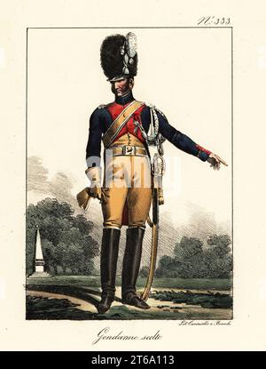 Uniform des französischen Elite-Gendarmes Kavallerie-Regiments, napoleonische Ära. In gefedertem Bärenfellhelm, blauem Mantel mit rotem Revers, Buff-Reithose, Stiefeln, mit Säbel bewaffnet. Gendarme d'Elite, Garde Imperiale. Handkolorierte Lithographie von Lorenzo Bianchi und Domenico Cuciniello nach Hippolyte Lecomte aus Costumi civili e militari della monarchia francese dal 1200 al 1820, Neapel, 1825. Italienische Ausgabe der Lecomtes Zivil- und Militärkostüme der französischen Monarchie von 1200 bis 1820. Stockfoto