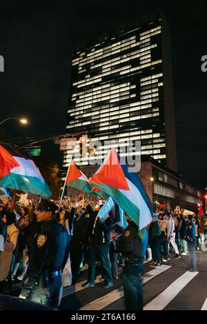 Manhattan, USA. November 2023. Demonstranten marschieren vor dem Hauptquartier der Vereinten Nationen in Midtown, Manhattan, NY, um am Mittwoch, den 8. November 2023, einen Waffenstillstand in Gaza zu fordern. Der Gazastreifen wurde von den israelischen Verteidigungskräften ständig bombardiert, nachdem die militante Gruppe der Hamas am 7. Oktober 2023 schätzungsweise 1.400 Menschen in Israel getötet hatte. (Foto: Cristina Matuozzi/SIPA USA) Credit: SIPA USA/Alamy Live News Stockfoto