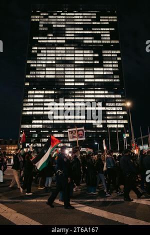 Manhattan, USA. November 2023. Demonstranten marschieren vor dem Hauptquartier der Vereinten Nationen in Midtown, Manhattan, NY, um am Mittwoch, den 8. November 2023, einen Waffenstillstand in Gaza zu fordern. Der Gazastreifen wurde von den israelischen Verteidigungskräften ständig bombardiert, nachdem die militante Gruppe der Hamas am 7. Oktober 2023 schätzungsweise 1.400 Menschen in Israel getötet hatte. (Foto: Cristina Matuozzi/SIPA USA) Credit: SIPA USA/Alamy Live News Stockfoto