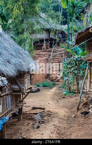 Häuser des Stammes der Kayah Lahwi (Langhals Karen) der Union of Hill Tribe Villages außerhalb von Chiang Rai im Nanglae District in Thailand Stockfoto