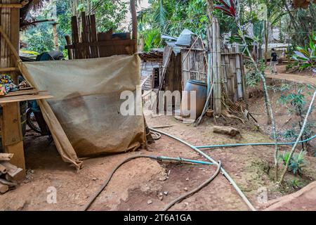 PVC-Wasserleitungen über dem Boden im Gebiet der Kayah Lahwi (Langhals Karen) der Union of Hill Tribe Villages außerhalb von Chiang Rai, Thailand Stockfoto