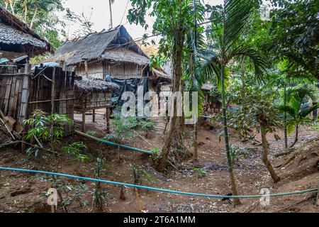 PVC-Wasserleitungen über dem Boden im Gebiet der Kayah Lahwi (Langhals Karen) der Union of Hill Tribe Villages außerhalb von Chiang Rai, Thailand Stockfoto