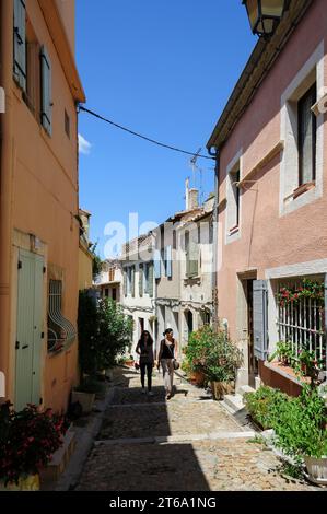 Touristen, die Arles, Südfrankreich, Département Bouches-du-Rhône besuchen, Stockfoto