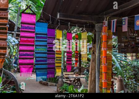 Gewebte Wanddekorationen des Long Neck Karen Stammes (Kayah Lahwi Stamm) im Union of Hill Tribes Village in Chiang Rai, Thailand Stockfoto