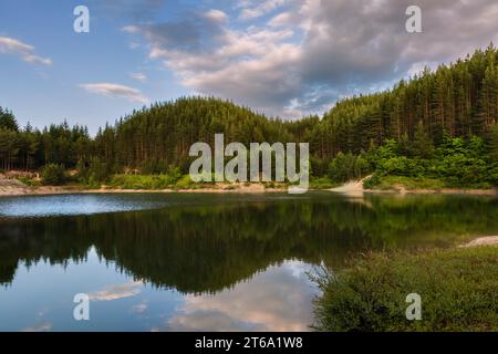 Wunderschöner künstlicher See Krinec im Sommer in Bansko, Pirin Berg, Bulgarien Stockfoto