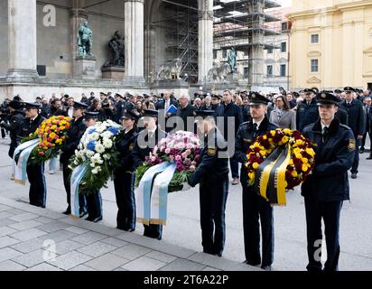 9. November 2023, Bayern, München: Polizeibeamte tragen die Kränze bei der Gedenkveranstaltung zum 100. Jahrestag der Unterdrückung des Hitler-Putsches. Von München aus wollten nationalistische Kräfte Deutschland vor 100 Jahren erobern. "Die Regierung der Novemberverbrecher in Berlin wurde heute für abgesetzt erklärt", verkündeten Hitler, Ludendorff und Gleichgesinnte am 8. November 1923. Am 9. November endete der Putsch der Feinde der Demokratie mit 20 Toten und vielen Verletzten. Die Nationalsozialistische Deutsche Arbeiterpartei (NSDAP) wurde verboten und Hitler wegen Hochverrats verurteilt. Alm Stockfoto