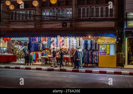 Shopper, die nachts auf der Downtown Street in Chiang Rai, Thailand, nach Schnäppchen suchen Stockfoto