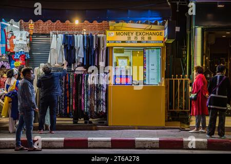 Geldwechselschalter auf dem Bürgersteig der geschäftigen Downtown Street in Chiang Rai, Thailand Stockfoto