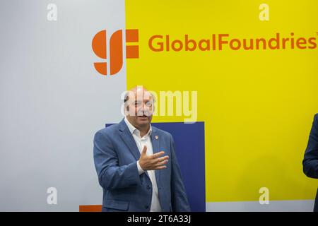 Fördermittelbescheid in Höhe von 5, 4 Millionen Euro für Verbundprojekt an GlobalFoundries und seine Partner Dr. Manfred Horstmann, Geschäftsführer GlobalFoundries. Der Dresdner Halbleiterhersteller GlobalFoundries startete ein KI-Projekt mit Förderung der Europäischen Union und des Freistaates Sachsen. Das Ziel des Projektes ÂLOTSEÂ sind kürzere Produktionszeiten, die Minderung von Prozessrisiken sowie virtuelle Messungen in der Chipproduktion mit Hilfe Künstlicher Intelligenz KI. Mit den Projektpartnern TU Dresden, HTW Dresden sowie den Dresdner Unternehmen Advanced Data Processing ADP und FL Stockfoto