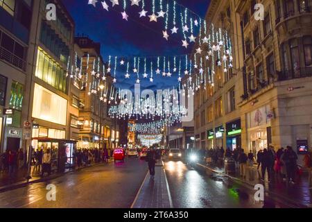 London, Großbritannien. November 2023. In der Oxford Street wurden die Weihnachtslichter dieses Jahres eingeschaltet. Stockfoto