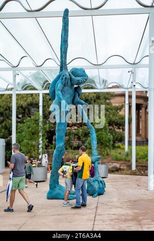 Riesige fantastische Bronzestatue von Francis Upritchard in der Welcome Plaza of Sydney Modern Art Galerie in Sydney, Australien am 7. Januar 2 Stockfoto