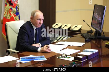 Novo-Ogaryovo, Russland. November 2023. Der russische Präsident Wladimir Putin leitet ein Video-Treffen mit Regierungsmitgliedern aus dem Präsidentenstaat Novo-Ogarjowo am 8. November 2023 außerhalb Moskaus. Quelle: Gavriil Grigorov/Kreml Pool/Alamy Live News Stockfoto