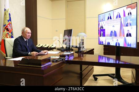 Novo-Ogaryovo, Russland. November 2023. Der russische Präsident Wladimir Putin leitet ein Video-Treffen mit Regierungsmitgliedern aus dem Präsidentenstaat Novo-Ogarjowo am 8. November 2023 außerhalb Moskaus. Quelle: Gavriil Grigorov/Kreml Pool/Alamy Live News Stockfoto