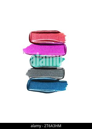 Metallisch schimmernde Lip Gloss Textur Zusammensetzung, Pinselstrich isoliert auf weißem Hintergrund. Farbmuster für kosmetische Produkte Stockfoto
