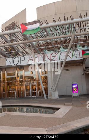 Holyrood, Edinburgh, Schottland, Vereinigtes Königreich. November 2023. Palästinensische Unterstützer protestieren mit Schildern: „Stop Armierung Israel“ &copy; Credit: Cameron Cormack/Alamy Live News Stockfoto