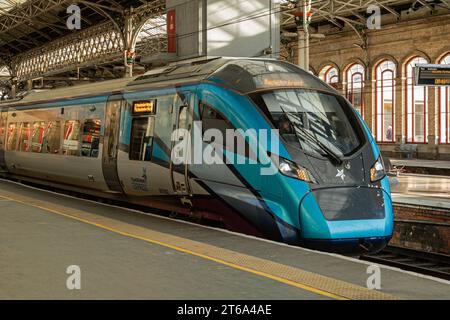 397002 am Bahnsteig 5 am Bahnhof Preston. Stockfoto