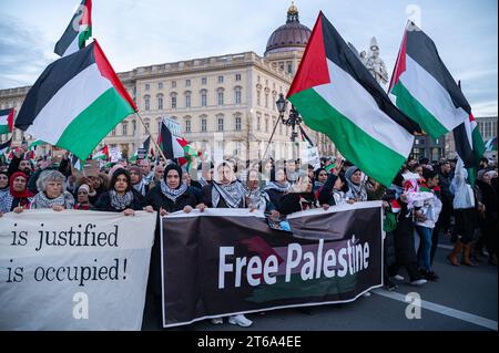 04.11.2023, Berlin, Deutschland, Europa - Ueber 8000 Teilnehmer bekunden ihre Solidaritaet und nehmen an einer Demonstration für Palaestina und gegen Israel unter dem Titel: Demokratische Grundrechte verteidigen: Meinungsfreiheit auch für Palaestineser:innen im Berliner Bezirk Mitte Teil. Frauen halten ein Transparent mit dem Schriftzug: Freies Palästina. Die Grosskundgebung fuehrt vom Neptunbrunnen gegenueber dem Roten Rathaus am Alexanderplatz, entlang dem Boulevard unter den Linden vorbei am Humboldt Forum bis zum Potsdamer Platz. *** 04 11 2023, Berlin, Deutschland, Europa über 8000 Beteiligungen Stockfoto