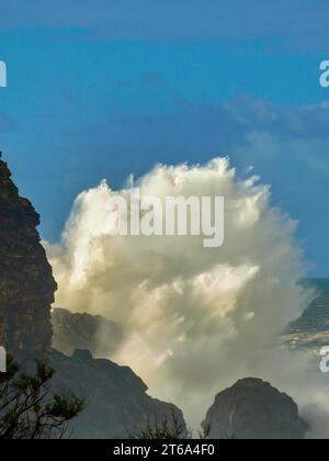 Eine dramatische Meereslandschaft aus wildem Meereswasser, das während eines Sturms gegen die felsige Küste eines Strandes prallt Stockfoto