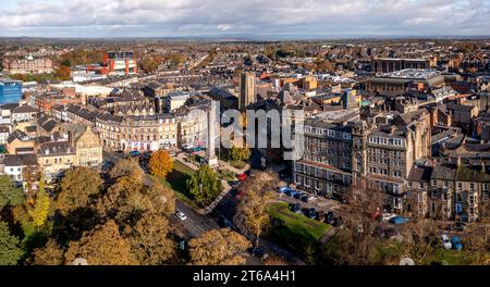 PROSPECT SQUARE, HARROGATE, GROSSBRITANNIEN - 7. NOVEMBER 2023. Ein Luftbild des Harrogate Cenotaph war Memorial und der viktorianischen Architektur in P Stockfoto