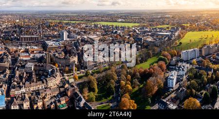 PROSPECT SQUARE, HARROGATE, GROSSBRITANNIEN - 7. NOVEMBER 2023. Ein Panoramablick auf das Stadtzentrum und den öffentlichen Park in Harrogate, North York Stockfoto