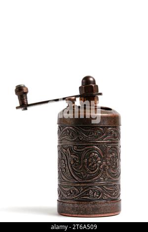 Alte Pfeffer- und Gewürzmühle aus Metall auf weißem Hintergrund Stockfoto