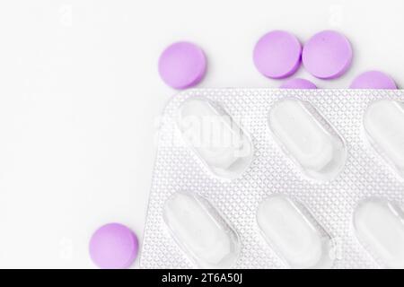 Arzneimittelpillen verpackt in Blistern isoliert auf weißem Hintergrund, Ansicht von oben. Stockfoto