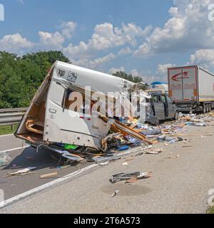 Jagodina, Serbien - 14. Juli 2018: Wohnmobil- und Lastwagenverkehrsunfall bei Highway Summer Travel Vacation. Stockfoto