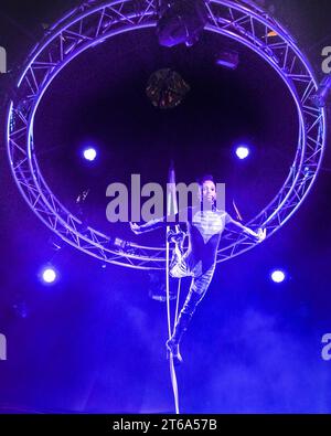 London, Großbritannien. November 2023. LJ Marles mit seiner Spanngurtkunst. Das mit dem Olivier-Preis ausgezeichnete Kabarett La Clique kehrt bis zum 6. Januar 2024 in Underbelly's Spiegeltent am Leicester Square ins West End zurück. Quelle: Imageplotter/Alamy Live News Stockfoto