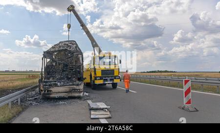 Belgrad, Serbien - Juni 03, 2018: Gebrannte Trainer Bus Unterstützung bei der Wiederherstellung an der Landstraße in der Nähe von Belgrad, Serbien. Stockfoto