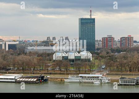 Belgrad, Serbien - 12. Dezember 2018: Schiffe und Pontons am Fluss Sava Museum für Moderne Kunst Neubelgrader Stadtlandschaft Wintertag. Stockfoto