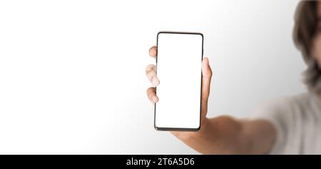 Mann Hand hält schwarzes Smartphone isoliert auf weißem Hintergrund, Clipping Pfad Stockfoto