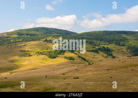 Gruben in der Karstlandschaft bei Gornje Ratkovo in der Gemeinde Ribnik in der Region Banja Luka, Republika Srpska, Bosnien und Herzegowina. Anfang September Stockfoto