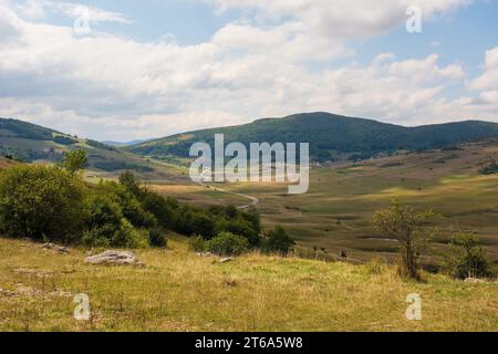 Gruben in der Karstlandschaft bei Gornje Ratkovo in der Gemeinde Ribnik in der Region Banja Luka, Republika Srpska, Bosnien und Herzegowina. Anfang September Stockfoto