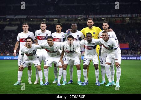 Mailand, Italien. November 2023. Die Paris Saint-Germain Startelf stehen für ein Mannschaftsfoto vor dem Auftakt in der hinteren Reihe ( L bis R ); Manuel Ugarte, Milan Skriniar, Marquinhos, Randal Kolo Muani, Gianluigi Donnarumma und Lucas Hernandez, erste Reihe ( L bis R ); Vitinha, Achraf Hakimi, Warren Zaire-Emery, Ousmane Dembele und Kylian Mbappe, beim UEFA Champions League-Spiel in Giuseppe Meazza, Mailand. Der Bildnachweis sollte lauten: Jonathan Moscrop/Sportimage Credit: Sportimage Ltd/Alamy Live News Stockfoto