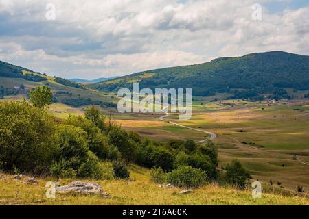 Gruben in der Karstlandschaft bei Gornje Ratkovo in der Gemeinde Ribnik in der Region Banja Luka, Republika Srpska, Bosnien und Herzegowina. Anfang September Stockfoto