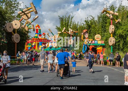 Maskierte Parkgäste im Toy Story Land im Freizeitpark Disney's Hollywood Studios Stockfoto