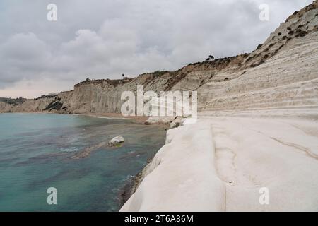 Panoramablick auf die berühmte Klippe Scala dei Turchi in der Nähe von Agrigento, Sizilien, Italien Stockfoto