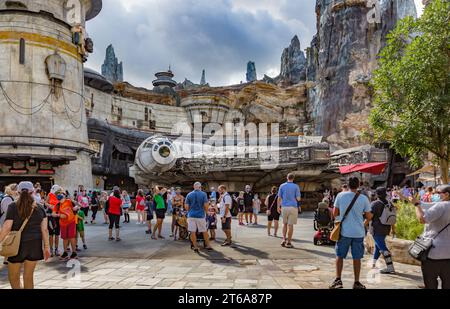 Das leichte Raumschiff Millennium Falcon im Bereich Star Wars Galaxy's Edge im Disney's Hollywood Studios Freizeitpark Stockfoto