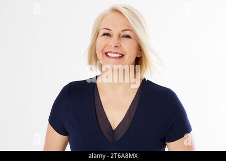 Nahaufnahme einer schönen blonden Frau mittleren Alters, die herzhaft lächelt, zugeschnittenes Bild. Stockfoto