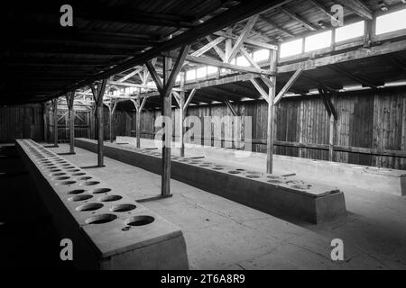 KZ Auschwitz für Gefangene gab es Gemeinschaftstoiletten in Latrinenschuppen *** Konzentrationslager Auschwitz es gab kommunale Toiletten für Gefangene in Latrinenschuppen xMMx Credit: Imago/Alamy Live News Stockfoto