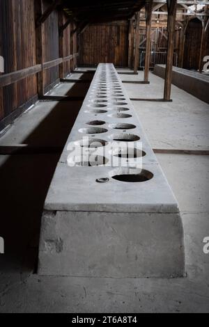 KZ Auschwitz für Gefangene gab es Gemeinschaftstoiletten in Latrinenschuppen *** Konzentrationslager Auschwitz es gab kommunale Toiletten für Gefangene in Latrinenschuppen xMMx Credit: Imago/Alamy Live News Stockfoto