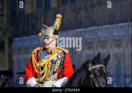 Mitglied der Household Kavallerie reitet am Parlament in Westminster vorbei, während König Karl III. Das Parlament als König eröffnete. November Stockfoto