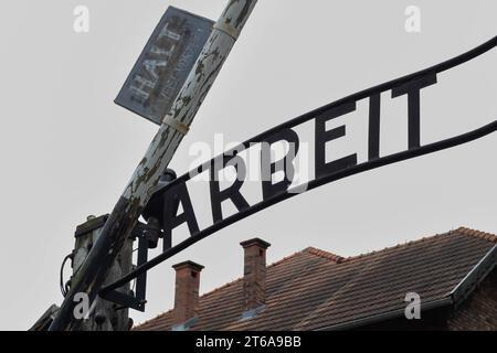 KZ Auschwitz Ueber dem Eingangstor zum Stammlager Auschwitz ist der Schriftzug Arbeit macht frei mit umgedrehtem B zu lesen. Der Schriftzug wurde durch den mitgefangenen Kunstschlosser Jan Liwacz, der mehrere Auftragsarbeiten für die SS ausführen muss, im Jahr 1940 angefertigt. Aus Protest gegen die SS hat er den Schriftzug er das B umgedreht. *** Konzentrationslager Auschwitz oberhalb des Eingangstors zum Hauptlager Auschwitz befindet sich die Schrift Arbeit macht frei, die Sie mit einem umgedrehten B freigibt die Schrift wurde 1940 von dem Gefangenen Jan Liwacz gemacht, der mehrere Komm. Durchführen musste Stockfoto