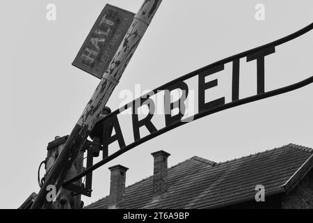 KZ Auschwitz Ueber dem Eingangstor zum Stammlager Auschwitz ist der Schriftzug Arbeit macht frei mit umgedrehtem B zu lesen. Der Schriftzug wurde durch den mitgefangenen Kunstschlosser Jan Liwacz, der mehrere Auftragsarbeiten für die SS ausführen muss, im Jahr 1940 angefertigt. Aus Protest gegen die SS hat er den Schriftzug er das B umgedreht. *** Konzentrationslager Auschwitz oberhalb des Eingangstors zum Hauptlager Auschwitz befindet sich die Schrift Arbeit macht frei, die Sie mit einem umgedrehten B freigibt die Schrift wurde 1940 von dem Gefangenen Jan Liwacz gemacht, der mehrere Komm. Durchführen musste Stockfoto